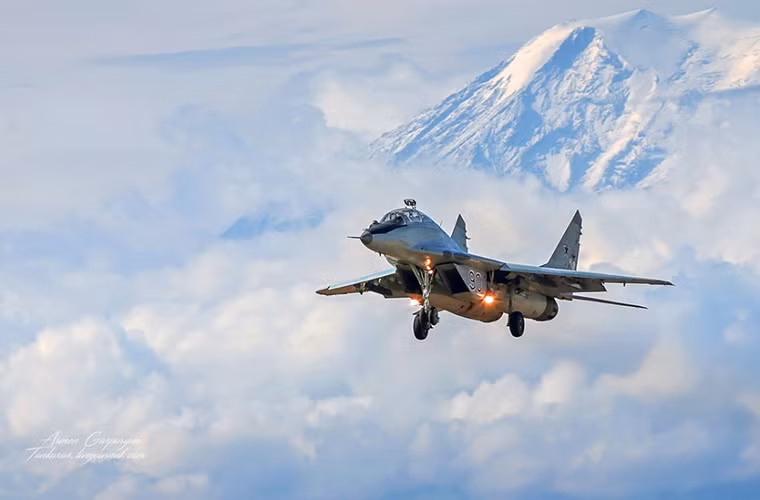 Armenia là quốc gia có đường biên giới chung với Thổ Nhĩ Kỳ và cũng là một trong những nước thành viên của Tổ chức Hiệp ước An ninh Tập thể (CSTO), kể từ sau khi Liên Xô sụp đổ cho tới nay Nga vẫn luôn duy trì các căn cứ quân sự của mình tại quốc gia Nam Caucasus này.