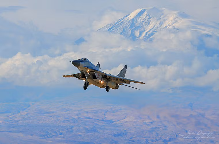 Chiến đấu cơ MiG-29 dù được phát triển và đưa vào trang bị từ thời Liên Xô nhưng nó vẫn là một trong những dòng máy bay chiến đấu chủ lực của cả Không quân và Hải quân Nga. Tuy nhiên theo nhiều chuyên gia phân tích quân sự việc Nga điều thêm MiG-29 đến Armenia chỉ mang tính răn đe hơn là mang ý nghĩa chiến lược vì Moscow vẫn còn nhiều lựa chọn tốt hơn hẳn so với dòng tiêm kích này.