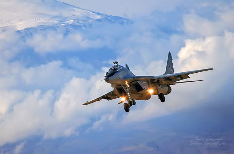 MiG-29SMT không chỉ đơn thuần là một biến thể nâng cấp thông thường về mặt trang thiết bị điện tử mà còn được cải tiến thiết kế với phần lưng hơi gù. Thực ra đó là nơi lắp đặt thùng dầu phụ hòa nhập khí động học giúp tăng tầm bay đáng kể cho MiG-29SMT.