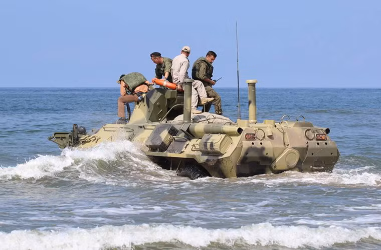 Có một thực tế là nếu xét vào khả năng lội nước và đổ bộ thì xe thiết giáp BTR-82A của Nga hoàn toàn không phải là đối thủ của ZBD-05. Đó là còn chưa kể tới việc nó được Trung Quốc thiết kế dành riêng cho nhiệm vụ đổ bộ đường biển.
