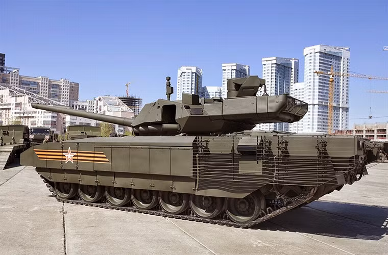 Bên cạnh hệ thống phòng vệ chủ động Afganit, T-14 Armata còn được trang bị hệ thống giáp bảo vệ đa lớp với nền tảng chính là giáp phản ứng nổ theo dạng modul Relikt, bảo vệ tháp pháo, thân trước và hai bên thân xe tăng.