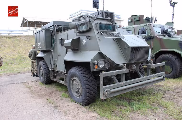 AT105 Saxon 4x4 APC xe bọc thép chở quân đã qua sử dụng của Anh trong biên chế của Quân đội Ukraine.