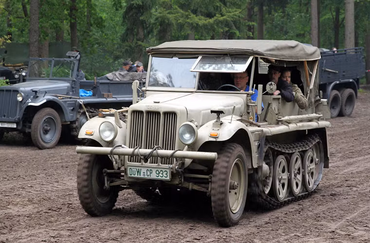 Trong Chiến tranh Thế giới thứ 2 Quân đội Đức sử dụng khá nhiều mẫu xe quân sự half-track khác nhau một phần bởi khả năng hoạt động ở mọi loại địa hình của dòng xe này. Trong ảnh là một biến thể khác của Sd Kfz 10 hoạt động trong các đơn vị pháo binh, nó cũng có thể chở theo tới 8 binh sĩ.