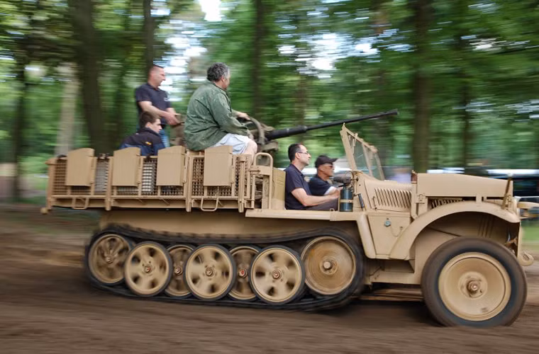 Dù có trọng lượng gần 5 tấn nhưng Sd Kfz 10 có thể hành quân với tốc độ lên tới hơn 70km/h nhờ động cơ xăng Maybach HL42 TRKM có công suất 100 mã lực.