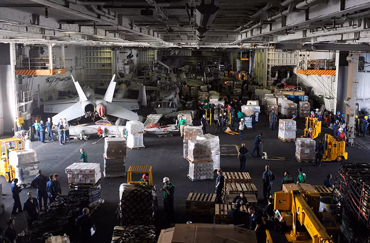 Cận cảnh bên trong khoang chứa máy bay trên tàu sân bay USS John C. Stennis khi tiếp nhận hàng nhu yếu phẩm cho một chuyến tuần tra mới trên biển.