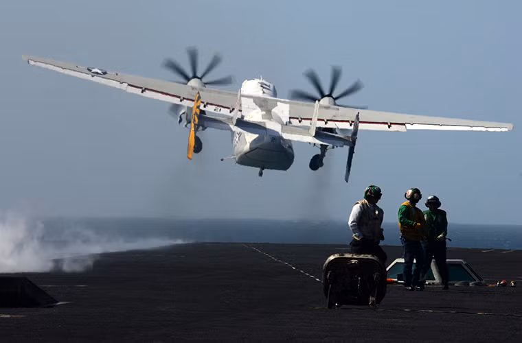 Theo thiết kế, tàu USS John C. Stennis có lượng giãn nước tối đa hơn 103.000 tấn và có khả năng chở theo 90 máy bay quân sự các loại cùng thủy thủ đoàn 6.500 binh sĩ. Trong ảnh là máy bay vận tải quân sự Grumman C-2 Greyhound cất cánh từ tàu sân bay USS John C. Stennis.