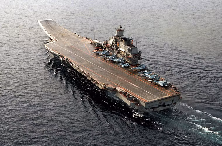Dù được đưa vào trang bị từ những năm 1990 nhưng tàu sân bay Đô đốc Kuznetsov vẫn được xem là soái hạm của Hải quân Nga sau 26 năm hoạt động. Trải qua nhiều lần nâng cấp và tái trang bị tàu Đô đốc Kuznetsov hứa hẹn sẽ tiếp tục phục vụ trong Hải quân Nga theo nhiều thập kỷ nữa và cũng không phải tự nhiên mà Moscow điều nó đến Địa Trung Hải để hổ trợ Không quân Nga ở Syria.