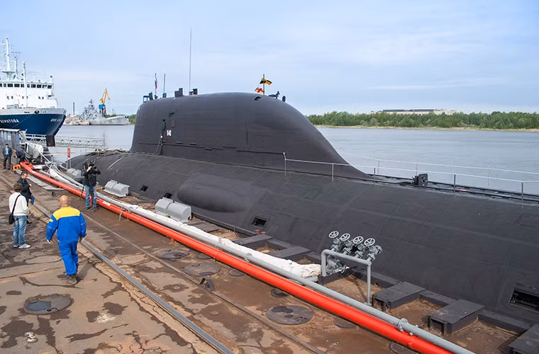 Sau tàu Yuri Dolgoruki là tàu ngầm tấn công hạt nhân K-329 Severodvinsk mới được đưa vào trang bị từ năm 2010 và Nga phải mất tới 20 năm để hoàn tất chiếc tàu ngầm này. Tuy nhiên giá trị nó mang lại hoàn toàn xứng đáng khi Severodvinsk được trang bị 10 ống phóng ngư lôi 533mm, có khả năng triển khai tên lửa chống hạm siêu âm Oniks P-800 và cả tên lửa hành trình Kalibr.