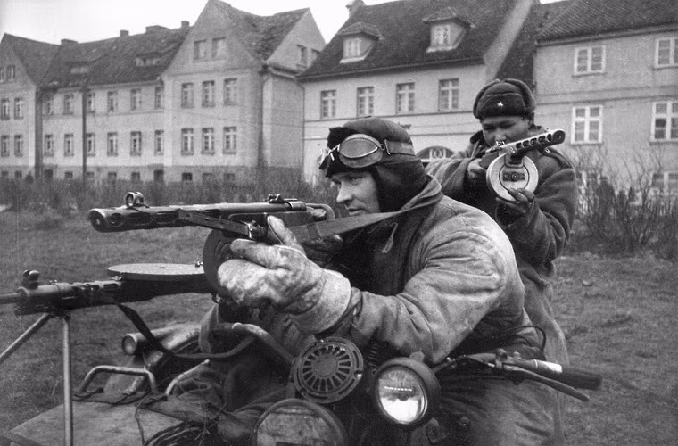 Với nòng súng chỉ có chiều dài 269mm nhưng PPSh-41 lại có tốc độ bắn lên đến 900 viên/phút cùng sơ tốc đầu đạn 488m/s, biến mẫu súng tiểu liên này thành một “hỏa thương” thực sự trên chiến trường. Dù vậy PPSh-41 cùng có những điểm yếu khó thay đổi như tầm bắn hiệu quả kém và khó tác xạ với băng đạn tròn.