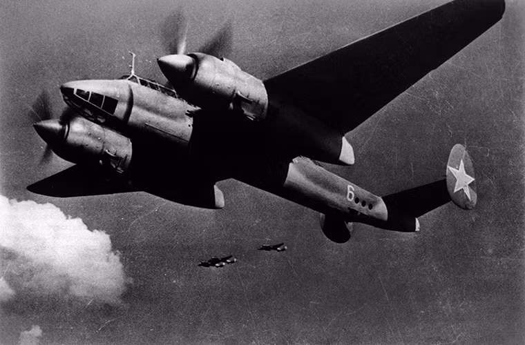 Ý tưởng biến Tu-2 thành một pháo đài bay trên không được hiện thực hóa vào năm 1944 bởi phi công AV Nadashkevich và thiết kế sư trưởng S.Saveliev. Một khung trượt mang theo 88 khẩu PPSh-41 được cố định vào khoang chứa bom của Tu-2 bằng 4 sợi dây thép chịu lực, phi công cũng được trang bị một thiết bị ngắm giúp sử dụng những khẩu PPSh-41 hiệu quả hơn.