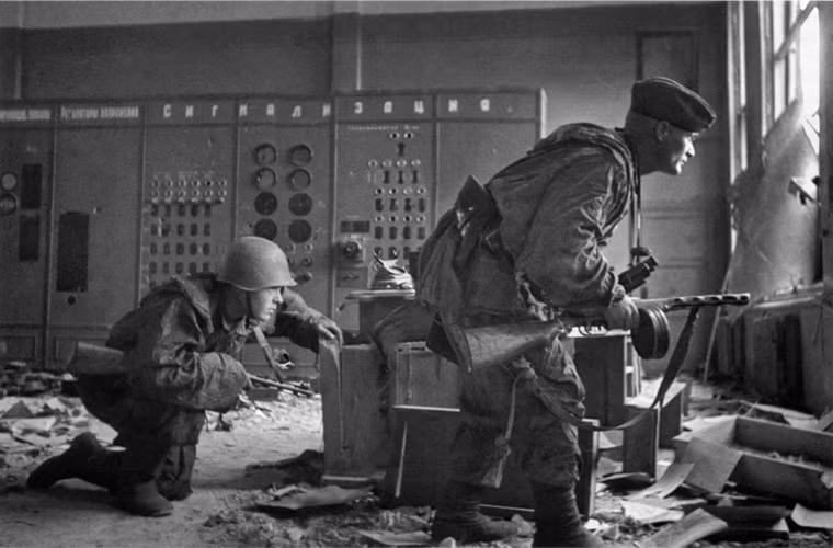 PPSh-41 là mẫu súng tiểu liên tiêu chuẩn của Quân đội Liên Xô trong Chiến tranh Thế giới thứ II với số lượng được sản xuất lên tới gần 6 triệu khẩu, nó được thiết kế sư Georgi Shpagin thiết kế lại từ mẫu súng tiểu liên PPD-40. Một khẩu PPSh-41 có trọng lượng tối đa khoảng 5.4kg bao gồm cả hộp tiếp đạn 71 viên và nó sử dụng cỡ đạn 7.62×25mm Tokarev tiêu chuẩn của Liên Xô lúc đó.
