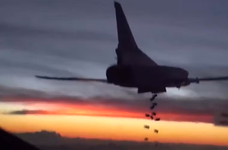 Trong chiến dịch quân sự tại Syria lần đầu tiên Quân đội Nga triển khai các phi đội máy bay ném bom chiến lược tầm xa tham gia không kích các mục tiêu mặt đất của phiến quân IS. Trong ảnh là một chiếc máy bay ném bom chiến lược tầm xa Tu-22M3 của Không quân Nga. Nguồn ảnh: Sputnik News