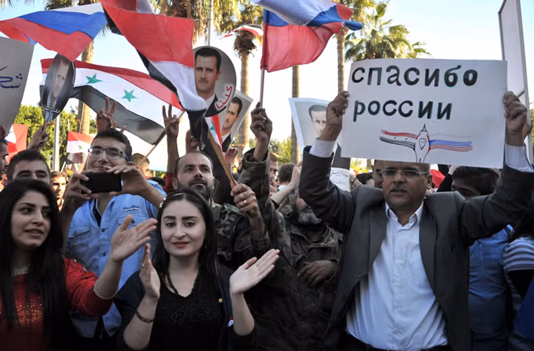 Hình ảnh cư dân vùng Tartous, Syria mit-tinh ủng hộ chiến dịch của Không quân Nga ở Syria. Nguồn ảnh: Sputnik News