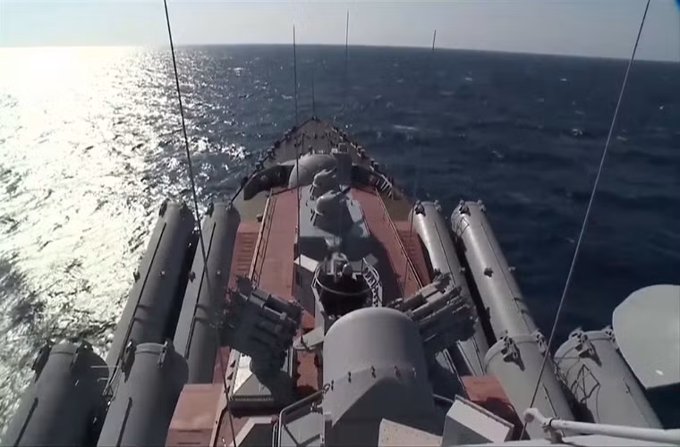Ngay sau khi chiếc Su-24M bị bắn rơi, Hải quân Nga cũng điều động tuần dương hạm mang tên lửa Moscow đến vùng ven biển thuộc tỉnh Latakia, Syria nhằm tăng cường khả năng phòng không của căn cứ Hmeymim với các tên lửa phòng không tầm xa S-300F. Nguồn ảnh: Sputnik News