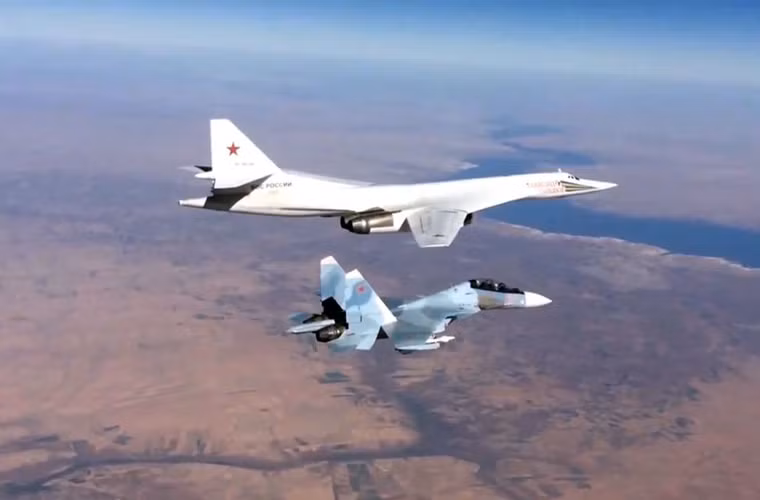 Một chiếc tiêm kích đa năng Su-30SM hộ tống máy bay ném bom chiến lược tầm xa Tu-160 của Không quân Nga trở về căn cứ sau khi hoàn thành nhiệm vụ không kích tại Syria. Nguồn ảnh: Sputnik News
