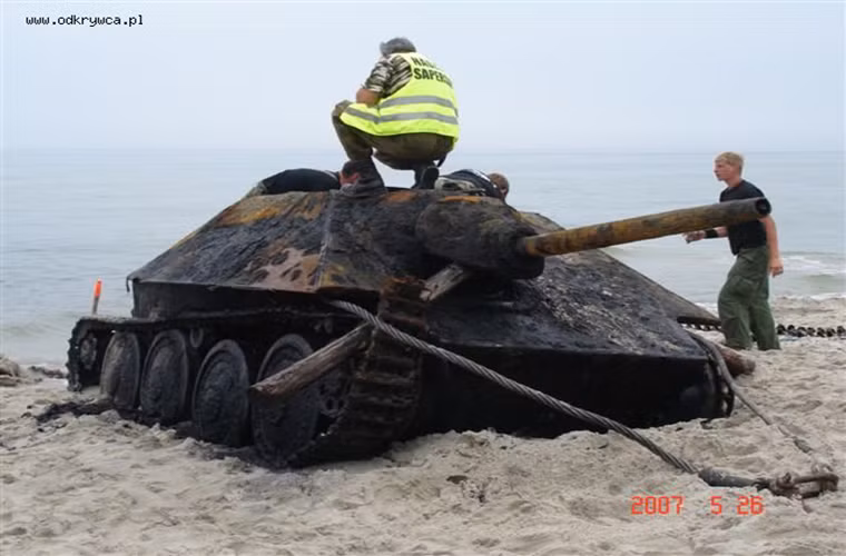 Hetzer (tên ban đầu là Jagdpanzer 38) được phát triển dựa trên nền tảng khung gầm của mẫu pháo tự hành chống tăng Marder III, nó được đưa vào trang bị từ năm 1944 khi mà cuộc chiến đã gần như kết thúc với hàng loạt bất lợi cho quân phát xít. Chỉ từ 1944-1945 đã có hơn 2.500 chiếc được sản xuất nhưng chừng đó không giúp nước Đức thay đổi được kết thúc được định trước của mình.