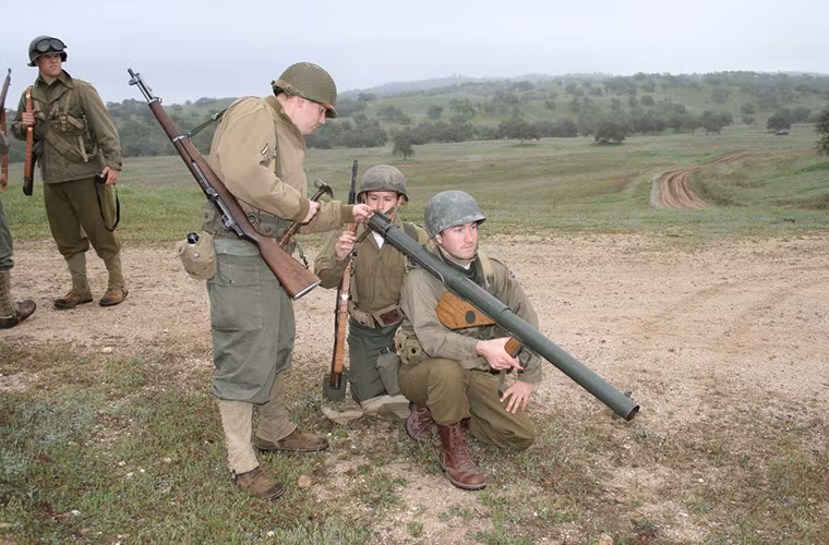 Phải đến gần cuối cuộc chiến người Mỹ mới thật sự hoàn thiện Bazooka, mặc dù kết quả mang lại cũng không mấy khả quan nhất là khi xe tăng của phát xít Đức ngày càng được trang bị giáp dày hơn và Bazooka trở nên vô dụng với chúng. Biến thể Bazooka M1A1 phổ biến nhất có trọng lượng gần 6kg dài 1.37m và có tầm bắn hiệu quả chỉ từ 170m, nhưng cần tới hai binh sĩ để có thể sử dụng.