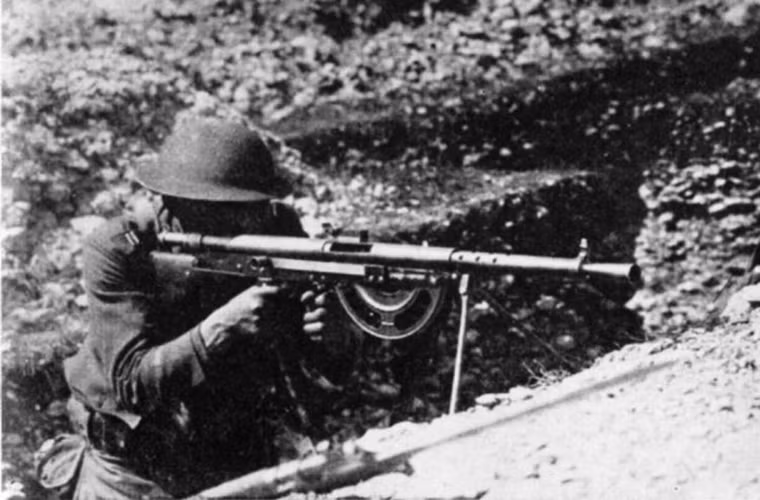 Tuy nhiên vấn đề của Chauchat không nằm ở đó mà là ở việc mẫu súng máy này được gia công khá tệ với vòng đời sử dụng khá thấp, gia công kém khiến súng liên tục bị kẹt đạn và đòi hỏi bảo trì liên tục. Ngay cả khi súng hoạt động tốt thì băng đạn 20 viên của nó là không hề đủ đối với một khẩu súng máy.