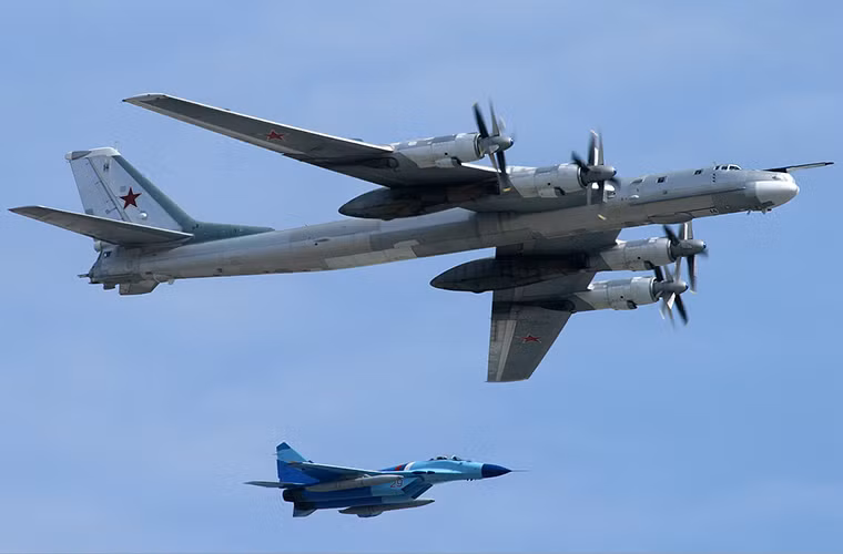 Tiếp theo sau Tu-22M3 là huyền thoại bầu trời của Liên Xô trước đây phi đội máy bay ném bom chiến lược tầm xa Tu-95 Bear.