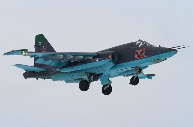 Đội hình cường kích Su-25 Frogfoot của Nga năm nay sẽ đảm nhận màn trình diễn tạo ra những màn khói màu hình quốc kỳ của nước Nga khi bay qua Quảng trường Đỏ.