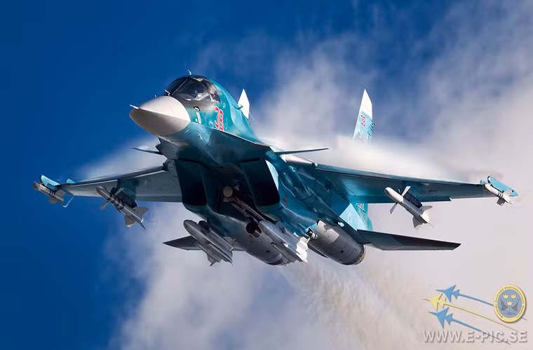 Trong lễ duyệt binh năm còn có sự góp mặt của “anh hùng” Không quân Nga tại Syria - máy bay ném bom Su-34 Fullback - khắc tinh của phiến quân IS và các tổ chức khủng bố ở Trung Đông.