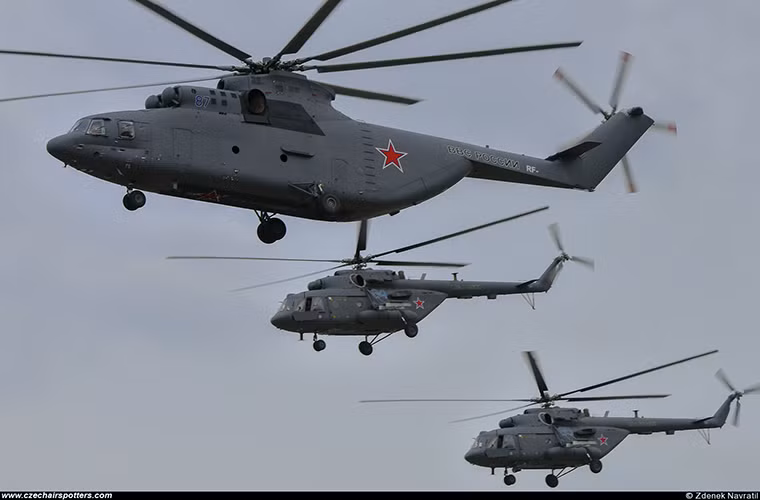 Phi đội trực thăng vũ trang tham gia duyệt binh sẽ bao gồm những chiếc Mi-8, Mi-26 và các dòng trực thăng tấn công Mi-24, Mi-35, Mi-28N và Ka-52.