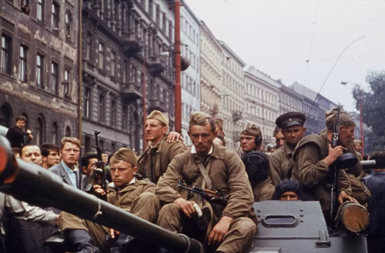 Và điều gì đến cũng sẽ đến khi vào tháng 9/1968 quân đội các nước thuộc khối Warsaw tiến vào Tiệp Khắc với lý do bảo vệ nước này khỏi sự ảnh hưởng của Phương Tây. Đây cũng là một trong những nguyên nhân dẫn tới sự tan rã của khối Warsaw sau này. Trong ảnh là binh lính Liên Xô trên đường phố Praha thủ đô Tiệp Khắc khi đó và là Cộng hòa Séc sau này.