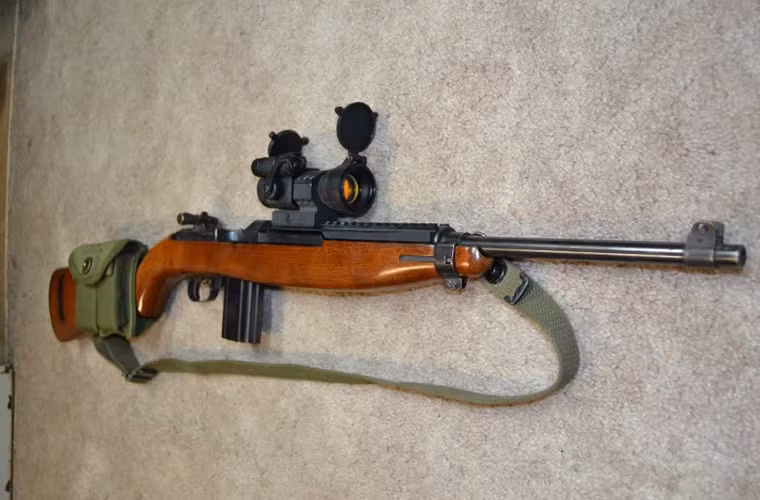 Ưu điểm hàng đầu của M1 carbine chính là thiết kế nhỏ gọn với chiều dài tối đa chỉ 900mm và nặng 3kg với hộp tiếp đạn 15 viên. Nó sử dụng đạn tiêu chuẩn cỡ nòng .30 Carbine (7.62×33mm) với chế độ bắn bán tự động và có tầm bắn hiệu quả chỉ 270m. Với tầm bắn như vậy, M1 carbine chỉ phù hợp cho cận chiến - đây cũng là một trong những lý do khiến nó không thể tồn tại lâu trong Quân đội Mỹ.