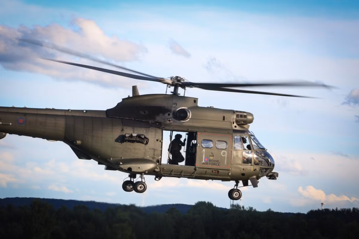 Trực thăng Aerospatiale SA 330 Puma của Anh đang “ráo giết” thực hiện nhiệm vụ trinh sát (Nguồn: Businessinsider.com).