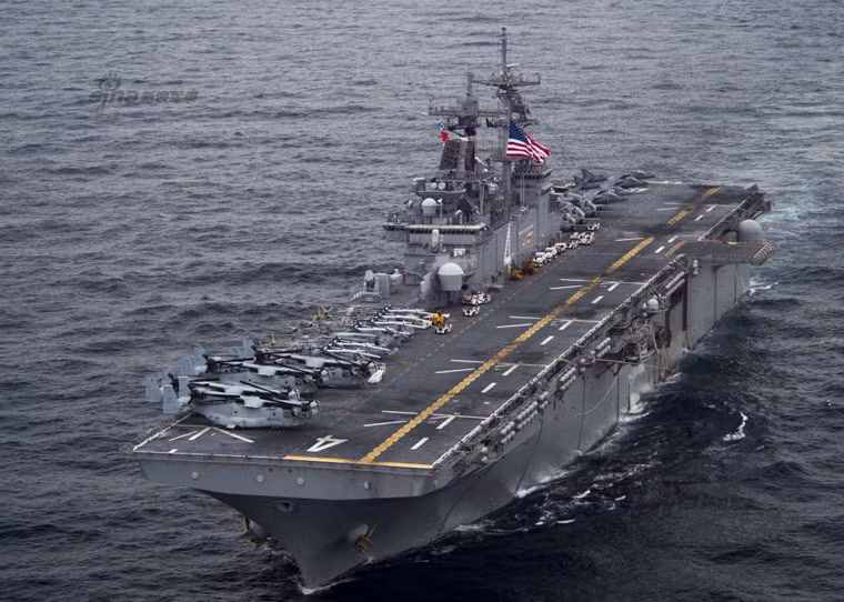 Các máy bay MV-22, trực thăng và tiêm kích AV-8B xếp hàng thẳng lối trên boong tàu đổ bộ tấn công LHA-4.