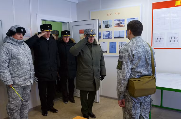 Bộ trưởng Sergei Shoigu đến kiểm tra một trung tâm chỉ huy tác chiến bên trong "The Shamrock". Nguồn ảnh: Vadim Savitsky-Bộ Quốc phòng Nga
