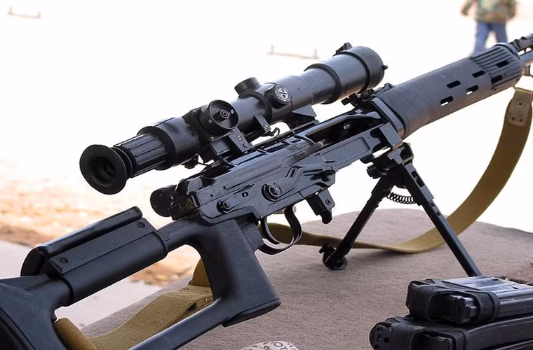 Hiện nay trên thế giới, SVD không ngừng được cải tiến. Trong đó có các biến thể như SVDS, SVD-M và SVU do Nga sản xuất, với kích thích nhỏ gọn và nhẹ hơn. Trong đó SVU là biến thể nhỏ gọn nhất với chiều dài chỉ 0.9m phù hợp với các đơn vị tác chiến đặc biệt.