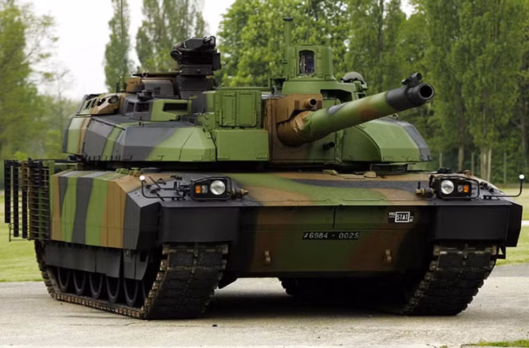 AMX Leclerc là dòng xe tăng chiến đấu chủ lực hiện đại nhất của Quân đội Pháp hiện nay và ở Châu Âu nó chỉ xếp sau những chiếc Leopard của Đức, tuy nhiên sau hơn 20 năm phục vụ Leclerc đang có dấu hiệu lỗi thời hơn so với các dòng xe tăng chiến đấu chủ lực khác trên thế giới mà ví dụ điển hình ở đây là siêu tăng T-14 Armata của Nga.