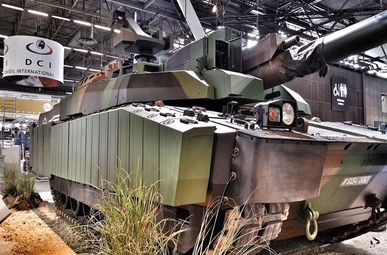 Chương trình phát triển “Scorpion” được Pháp trao cho hãng Nexter Systems từ năm 2015 cùng với đó là hợp đồng nâng cấp những chiếc Leclerc với giá trị ước tính hơn 330 triệu USD. Dự kiến, cỗ xe tăng Leclerc đầu tiên sau khi nâng cấp sẽ được chuyển giao Quân đội Pháp vào năm 2020. Quá trình này sẽ diễn ra đến năm 2028, nhằm kéo dài thời gian hoạt động của Leclerc đến năm 2040 sau khi Pháp sở hữu một mẫu xe tăng mới.