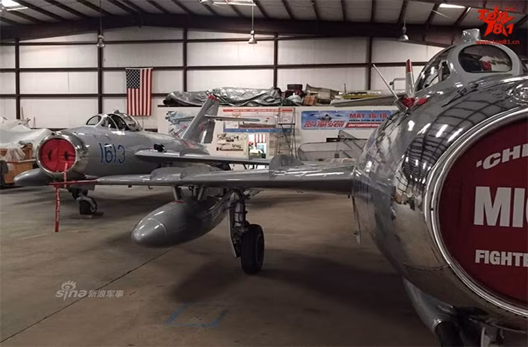 Trong ảnh là hai chiếc MiG-17F sau khi được sơn mới trông chúng như mới được xuất xưởng vào những năm 1950.