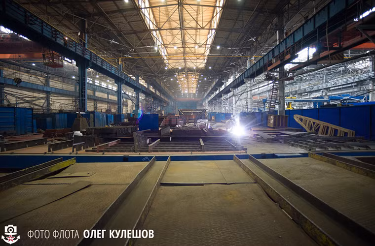 Trước đó vào hôm 26/5 nhà máy đóng tàu Zelenodolsk cũng đã làm lễ hạ thủy tàu hộ vệ tên lửa lớp Gepard 3.9 thứ 4 cho Việt Nam và trước đó 1 tháng là tàu Gepard 3.9 thứ 3.