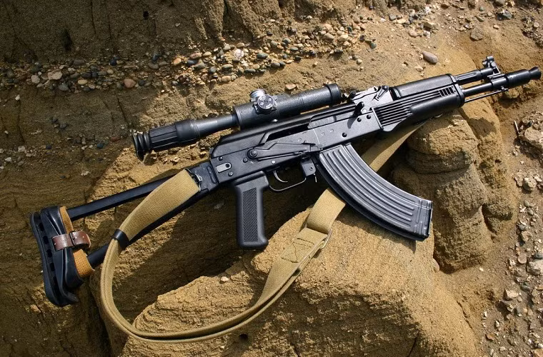 Một khẩu Ak-104 có trọng lượng 3.2kg với chiều dài tối đa chỉ 824mm, có tốc độ bắn tối đa 600 viên/phút cùng tầm bắn hiệu quả 500m. Do thiếu hụt hộp tiếp đạn bằng polymer nên những khẩu Ak-104 của Syria sử dụng cả hộp tiếp đạn bằng kim loại khiến trọng lượng của súng tăng lên khoảng 3.7kg kể cả đạn.