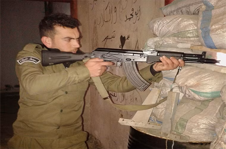 Hình ảnh một binh sĩ Syria với khẩu Ak-104 cùng hộp tiếp đạn bằng kim loại.