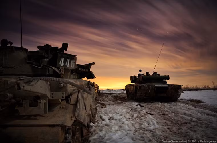 Trong ảnh là hai chiếc xe tăng T-80U của sư đoàn xe tăng Kantemirovsky số 4 bảo vệ Thủ Đô Moscow của Nga.