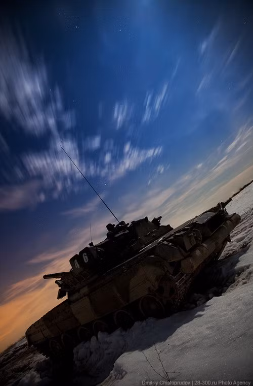 T-80U là một trong những dòng xe tăng chiến đấu chủ lực hiện đại nhất của Nga hiện nay. Nó là biến thể hiện đại hóa từ T-80 do Liên Xô phát triển trước đây từ T-64. Trong ảnh là một chiếc xe tăng T-80U dưới bầu trời sao trên thao trường Kantemirovskaya.