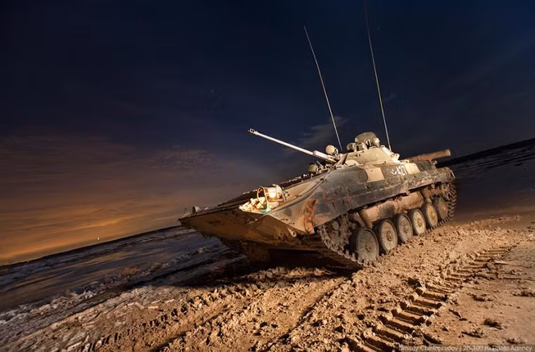 Tham gia huấn luyện đêm tại Kantemirovskaya cùng T-80U còn có những chiếc xe tăng chiến đấu bộ binh BMP-2.