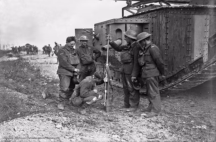 Dù được đưa vào tham chiến trong năm 1918 khi chiến tranh gần kết thúc nhưng số lượng Mauser 1918 được quân Đức sử dụng lên tới gần 16.000 khẩu. Thậm chí nó còn được Quân đội Anh sử dụng nhưng với số lượng cũng khá hạn chế. Trong ảnh là lính Anh với một khẩu Mauser 1918 thu được của quân Đức.