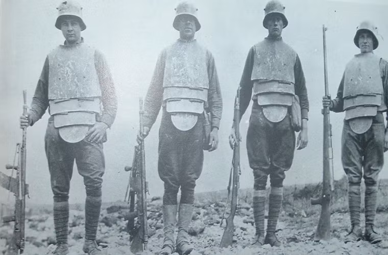Không giống như một số mẫu súng chống tăng sơ khai trước đó, Mauser 1918 ngay từ ban đầu đã được thiết kế cho mục đích chống lại các loại xe tăng hoặc xe bọc thép của đối phương. Trong ảnh là một đội súng chống tăng của Đức trong Chiến tranh Thế giới thứ II họ được trang bị cả giáp sắt và súng máy.