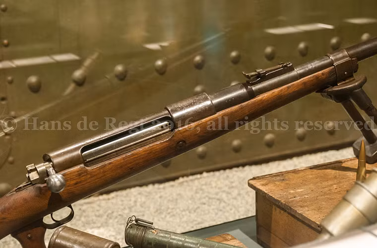 Cận cảnh khe nạp đạn và khóa nòng của Mauser 1918 được gia công khá đơn giản. Nó được công ty chế tạo vũ khí lừng danh của Đức khi đó là Mauser chế tạo đây cũng là công ty chế tạo mẫu súng trường tiêu chuẩn Karabiner 98k của Quân đội Đức sau này.