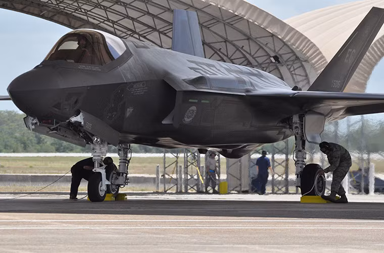 Trong một cuộc phỏng vấn với tờ Air Force Times, Bộ trưởng Không quân Mỹ Deborah Lee James cho hay, mọi kế hoạch đưa vào trang bị sớm F-35 cho các đơn vị chiến đấu thuộc Không quân Mỹ đều không thể thực hiện được và Không quân Mỹ đang cố gắng hết sức để đẩy nhanh quá trình này.
