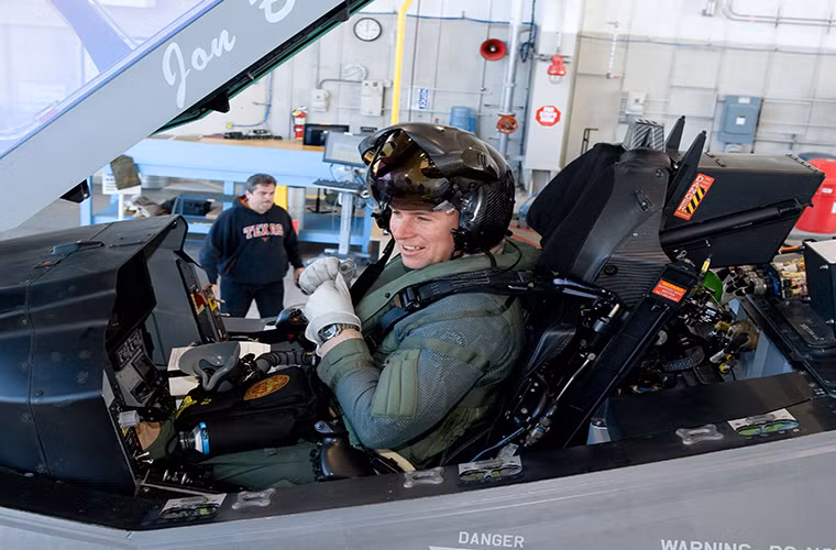 Bộ trưởng James cũng nhấn mạnh, mọi vấn đề của tiêm kích tàng hình F-35 hiện nay đều liên quan ngân sách và nước Mỹ cần tới dòng chiến đấu cơ tàng hình này để có thể tăng cường sức mạnh của lực lượng không quân.