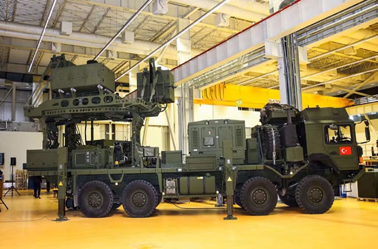Hệ thống radar thứ hai của Koral có nhiệm vụ chính là gây nhiễu và áp chế điện tử đối với các thiết bị quân sự của đối phương. Nó cũng có thể tự động phát hiện các mối đe dọa từ xa và tiến hành vô hiệu hóa chúng. Cụm radar này của Koral cũng có thiết kế theo dạng modul được trang bị thiết bị thu phát kỹ thuật số có thể hoạt động trên nhiều tần số khác nhau với tầm hoạt động hơn 100km.