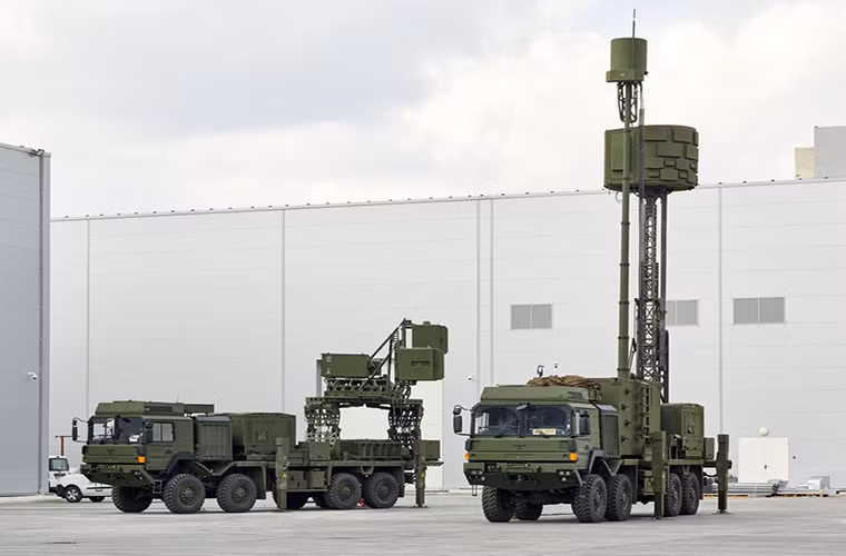 Hệ thống tác chiến điện tử Koral gồm cụm hai radar hỗ trợ điện tử (Radar Electronic Support) và radar tấn công điện tử (Radar Electronic Attack). Cả hai hệ thống radar này đều được đặc trên khung gầm xe tải đặc chủng MAN 8x8 do Đức chế tạo nhằm tăng tính cơ động.