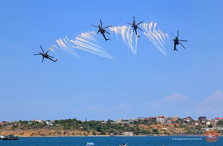 Phi đội Mi-28N trong màn trình diễn pháo sáng trên không trên vịnh Sevastopol. Nguồn ảnh: Vladimir Romanovsky