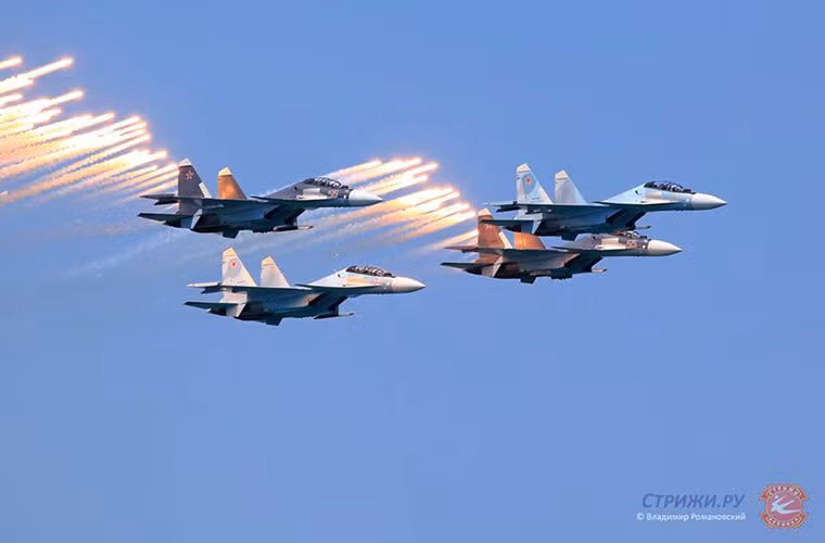 Bộ đôi tiêm kích đa năng Su-30SM và Su-35S trong bài bay dự thi của mình. Nguồn ảnh: Vladimir Romanovsky